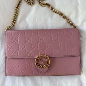 GUCCI PINK LEATHER SIGNATURE GG EMBOSSED WALLET ON CHAIN